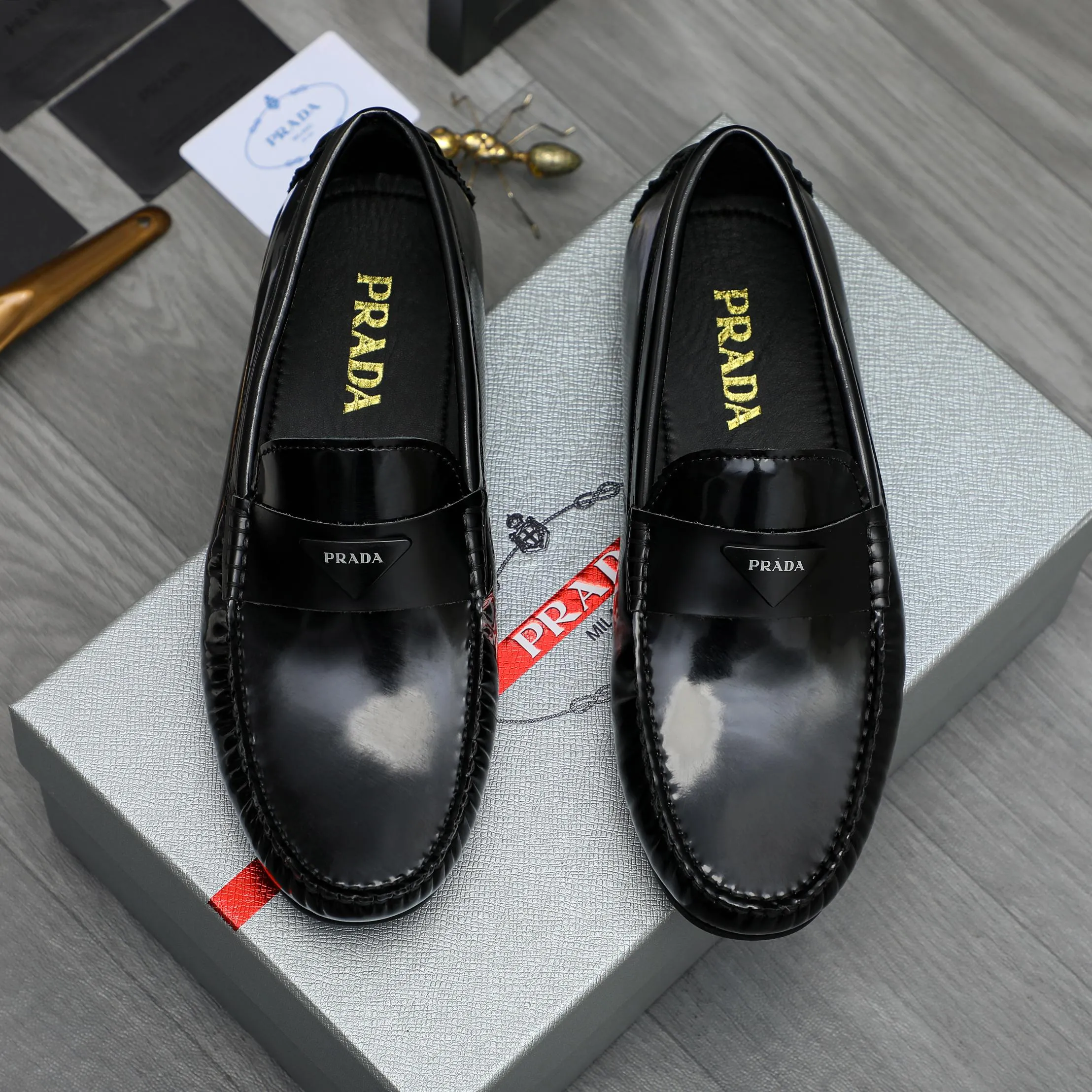 P420 Product trademark: PRADA [Prada] casual slip-on men's shoes, full size. Size: 38-44 Product material: Selected patent cowhide upper, sheepskin lining, rubber outsole